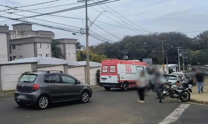 Acidente entre moto e carro deixa motociclista ferido na rua Goiás