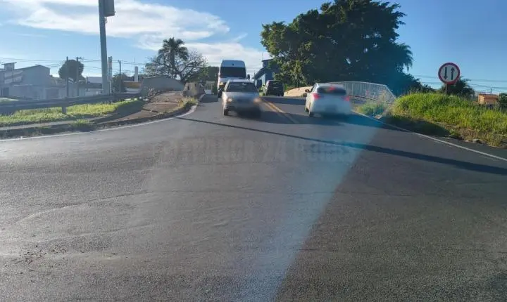 Acidente na alça de acesso do Jardim Guanabara deixa uma pessoa ferida 