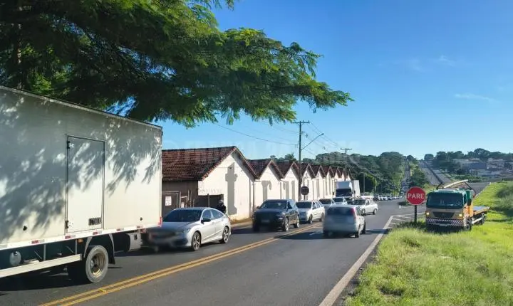 Acidente na alça de acesso do Jardim Guanabara deixa uma pessoa ferida 