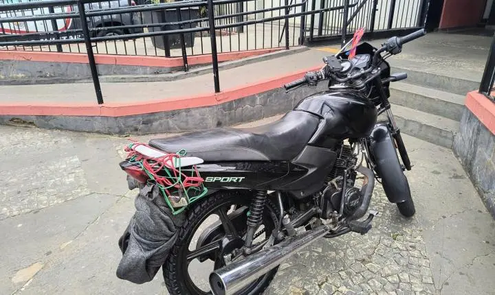Adolescente de 14 anos é detido pela PM pilotando moto com placa encoberta