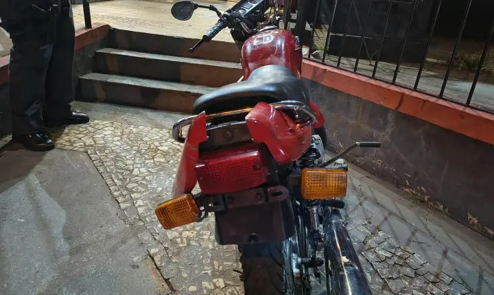 Adolescente tenta fugir da PM com moto sem placa, mas é detido