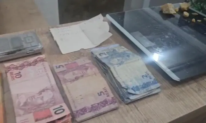 Adolescente é detido pela PM vendendo drogas em área de mata