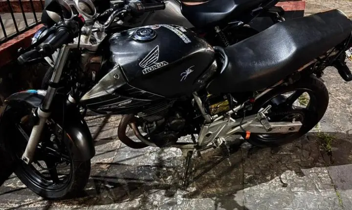 Adolescente é flagrada por policiais militares pilotando moto adulterada 