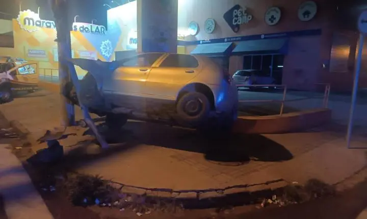 Adolescente pega carro do tio e colide contra semáforo na avenida Brasil