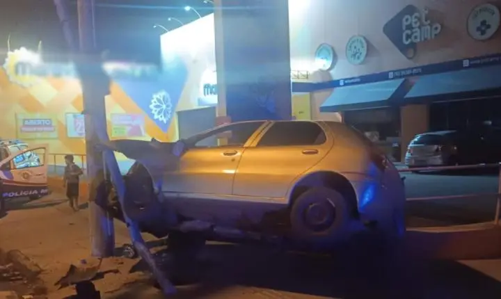 Adolescente pega carro do tio e colide contra semáforo na avenida Brasil