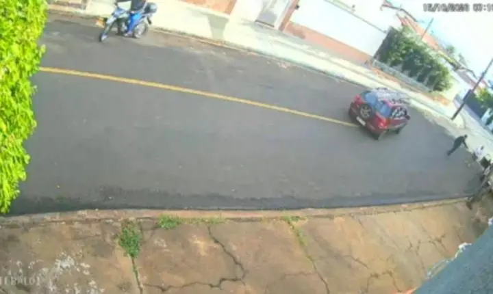 Adolescente tenta furtar automóvel, quase é baleado e acaba apreendido