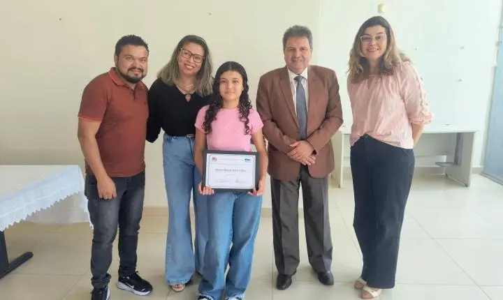 Aluna medalhista de ouro em olimpíada de matemática é homenageada pela Câmara