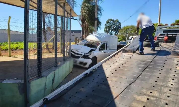 Após colisão em avenida, carro invade estabelecimento comercial