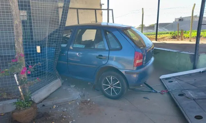 Após colisão em avenida, carro invade estabelecimento comercial