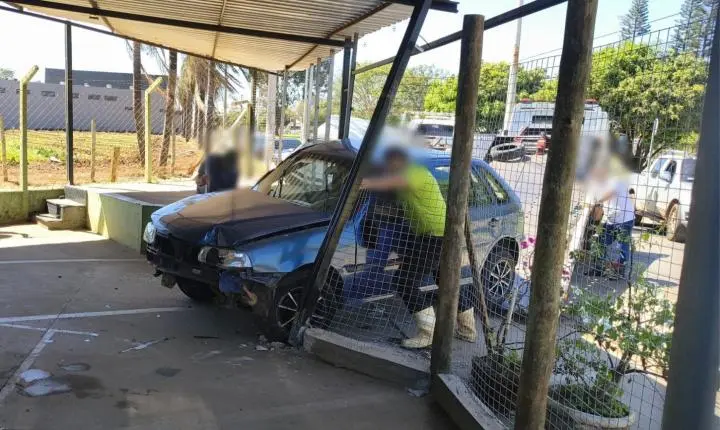 Após colisão em avenida, carro invade estabelecimento comercial 