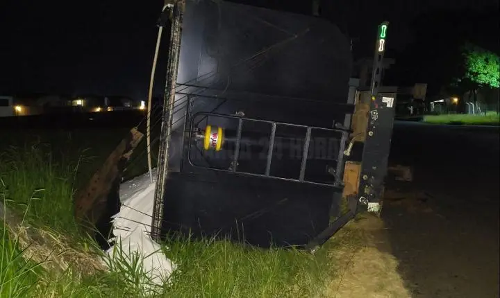 Asfalto cede, reboque tomba e carga cai em vegetação no Distrito Industrial