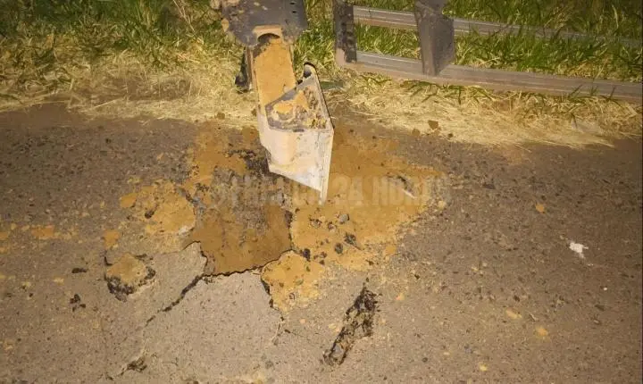 Asfalto cede, reboque tomba e carga cai em vegetação no Distrito Industrial