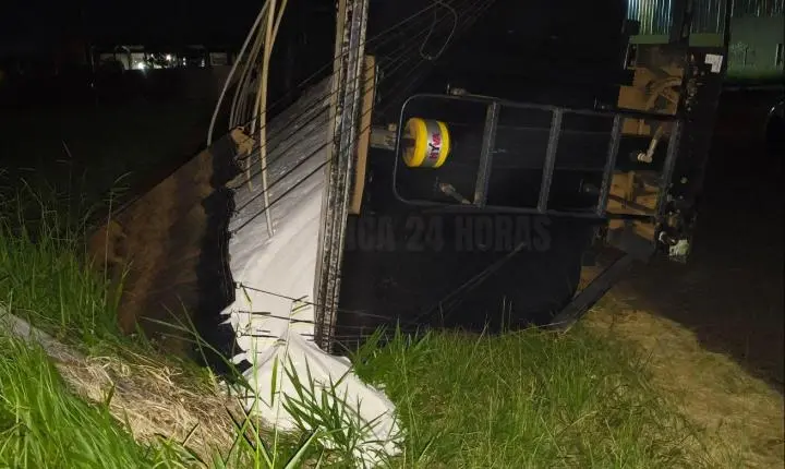 Asfalto cede, reboque tomba e carga cai em vegetação no Distrito Industrial