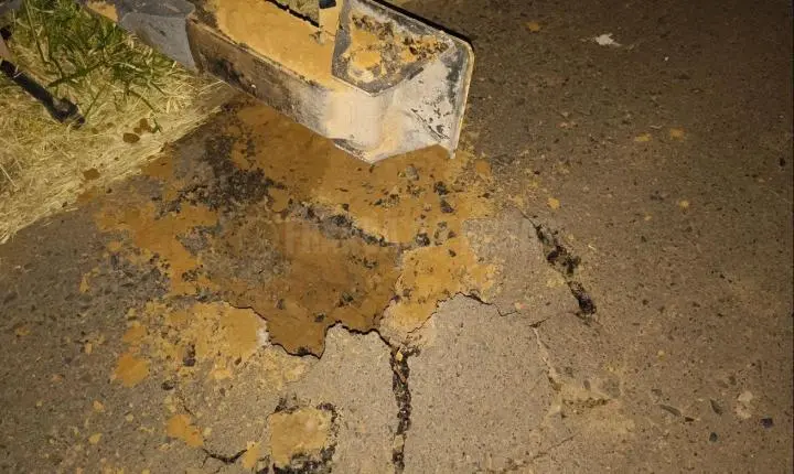 Asfalto cede, reboque tomba e carga cai em vegetação no Distrito Industrial