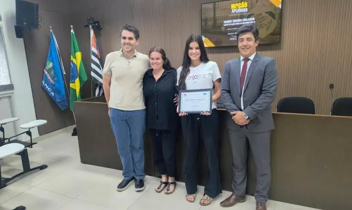Atleta francana campeã mundial de Beach Tennis é homenageada pela Câmara