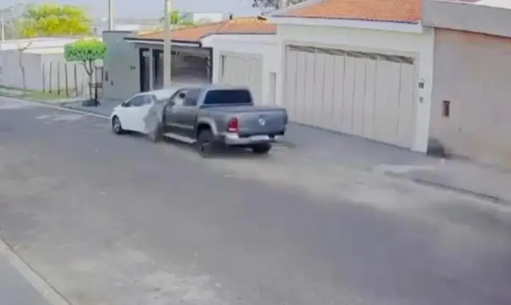Caminhonete bate violentamente contra carro estacionado