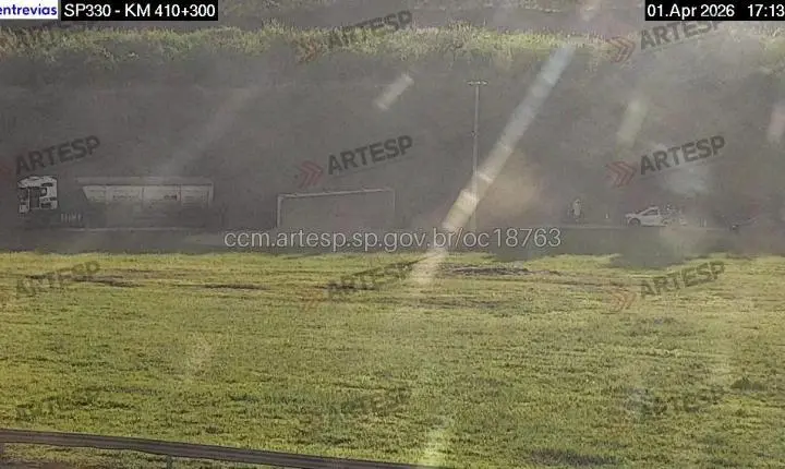 Bitrem carregado com soja tomba na Anhanguera em Ituverava