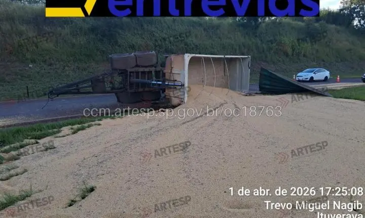 Bitrem carregado com soja tomba na Anhanguera em Ituverava