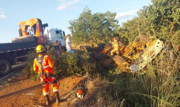 Bitrem carregado com soja tomba em rodovia que liga Rifaina e Sacramento