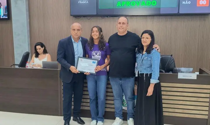 Câmara homenageia nadadora de 12 anos por conquista no Troféu Kim Mollo
