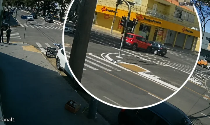 Câmera flagra acidente em avenida; idosa teria passado no sinal vermelho 