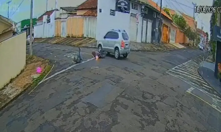 Câmera flagra acidente entre carro e moto no Jardim Portinari