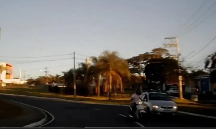 Câmera traseira de caminhonete registra acidente entre carro e moto