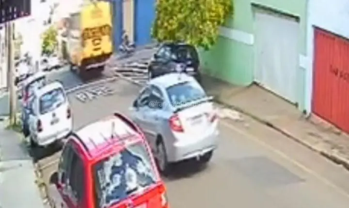 Câmeras registram acidente entre moto e micro-ônibus na Vila Nicácio