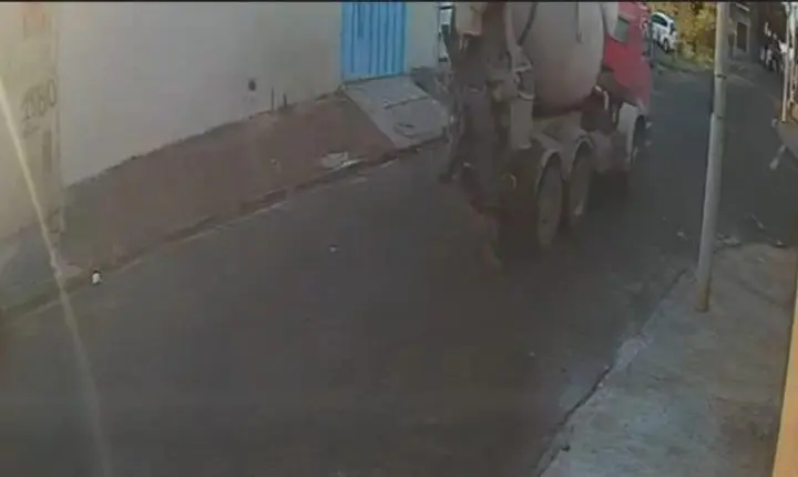 Caminhão betoneira esparrama concreto em rua do Aviação