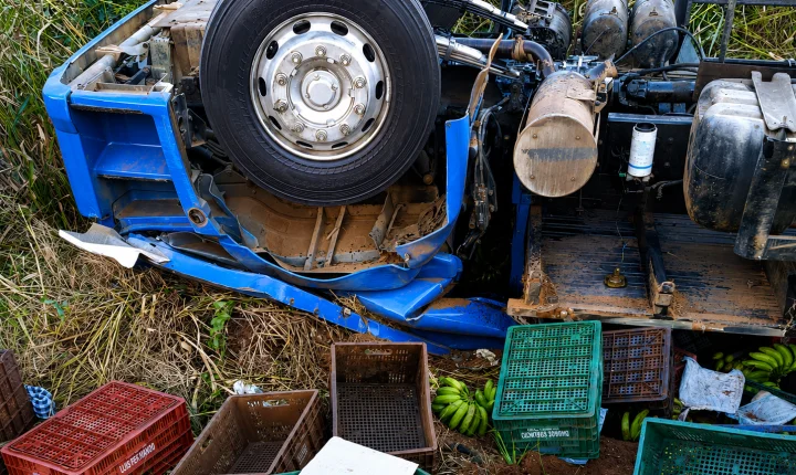 Mulher morre após caminhão de bananas tombar em rodovia