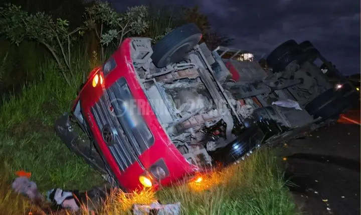 Caminhão carregado com laranjas tomba na rodovia Cândido Portinari 