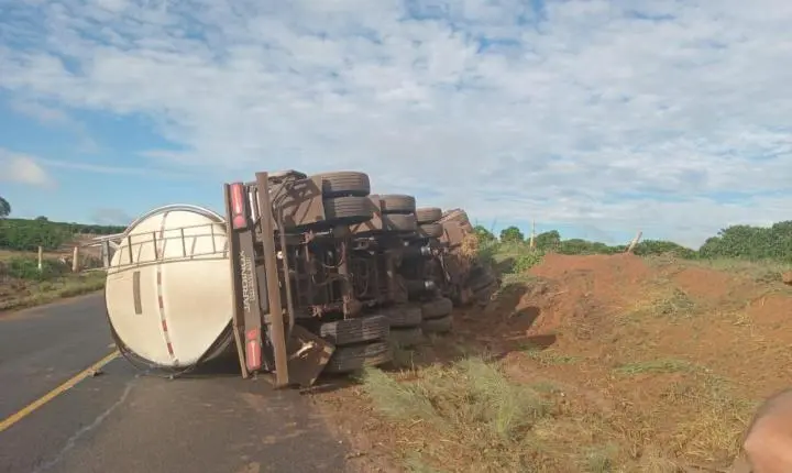 Caminhão carregado com leite tomba em rodovia entre Pedregulho e Buritizal