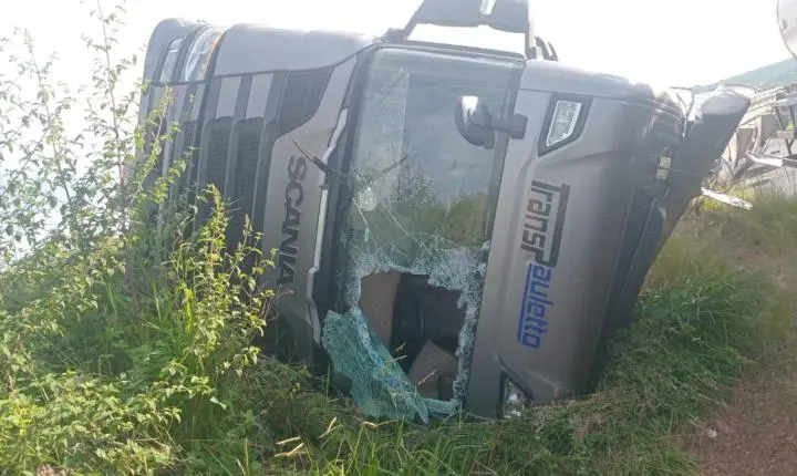 Caminhão carregado com leite tomba em rodovia da região de Franca