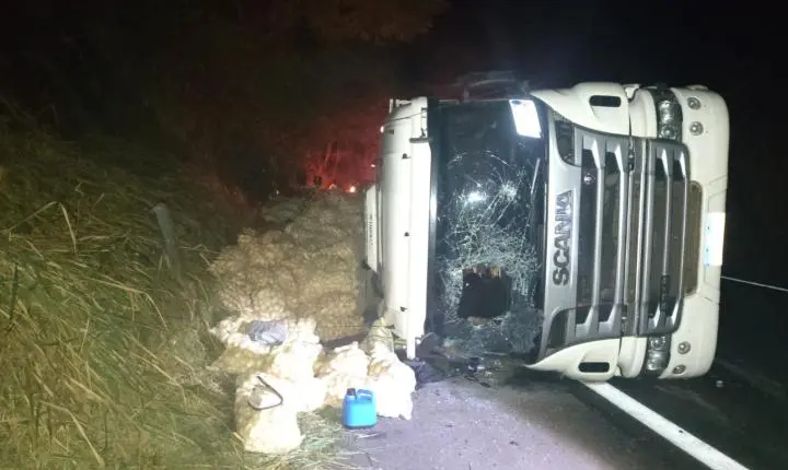 Caminhão carregado de batatas tomba na Rodovia Cândido Portinari