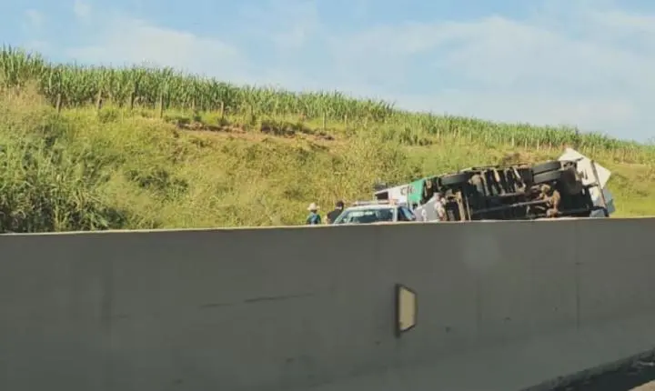 Caminhão com madeira tomba na Portinari e motorista fica ferido