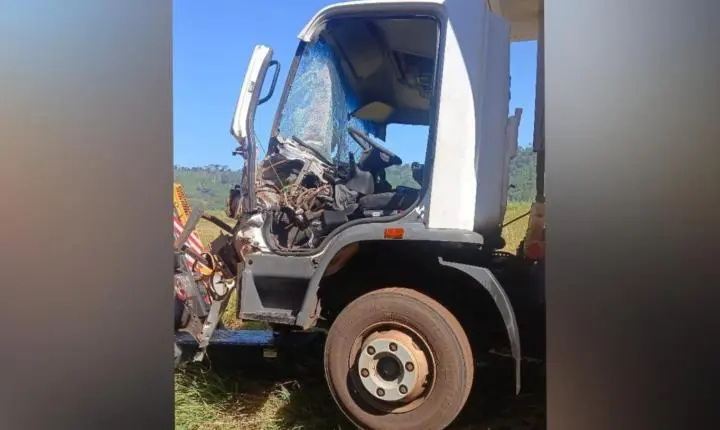 Caminhão de Franca colide com carreta e deixa dois feridos em São Simão