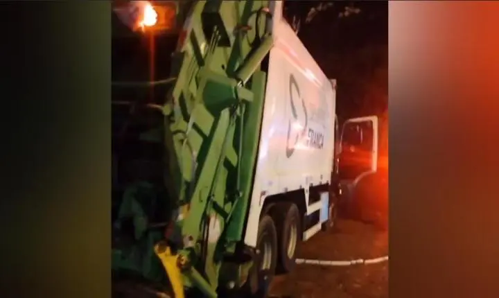 Caminhão de lixo desce desgovernado e atinge árvore na Major Nicácio