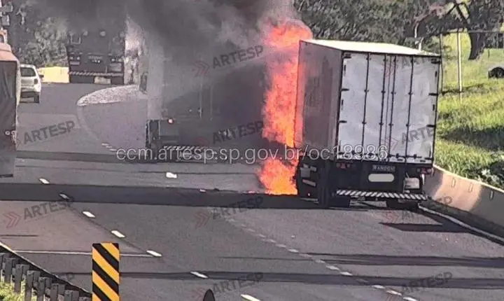 Caminhão pega fogo em alça de acesso à Anhanguera em Ituverava