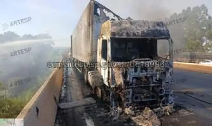 Caminhão pega fogo em alça de acesso à Anhanguera em Ituverava