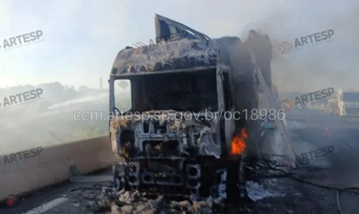 Caminhão pega fogo em alça de acesso à Anhanguera em Ituverava