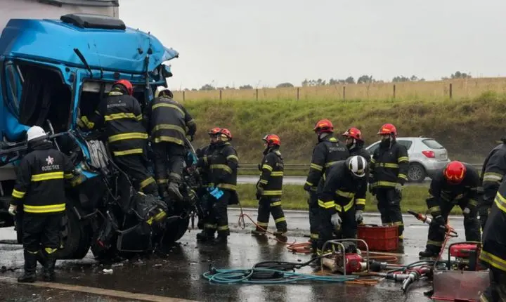Caminhoneiro fica ferido em acidente na rodovia Cândido Portinari
