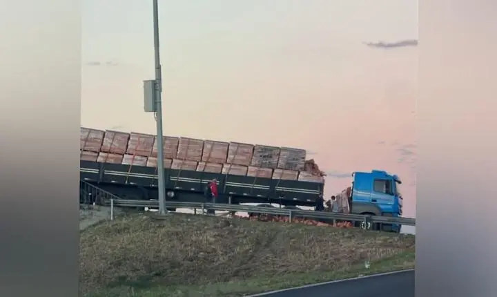 Carga de tijolos cai de caminhão e interdita ponte do Guanabara 