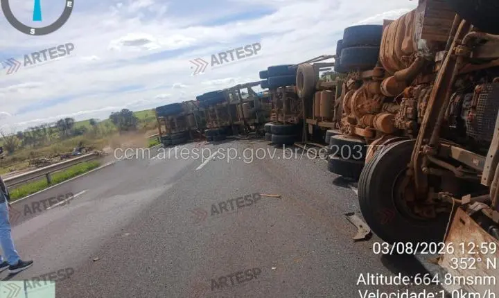 Carreta carregada com madeira tomba na rodovia Anhanguera em Ituverava