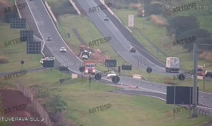 Carreta carregada com madeira tomba na rodovia Anhanguera em Ituverava