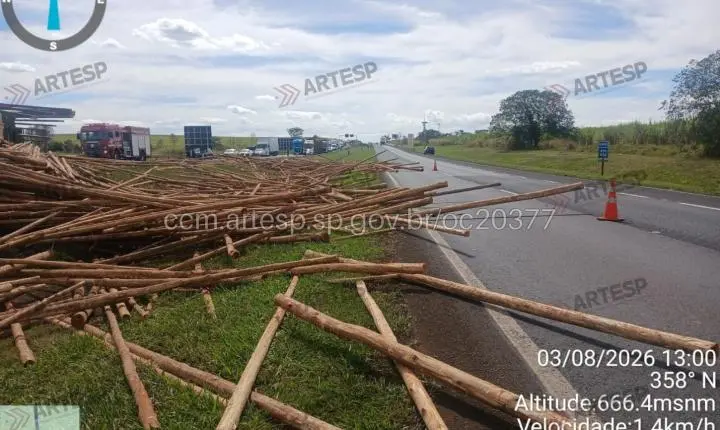 Carreta carregada com madeira tomba na rodovia Anhanguera em Ituverava