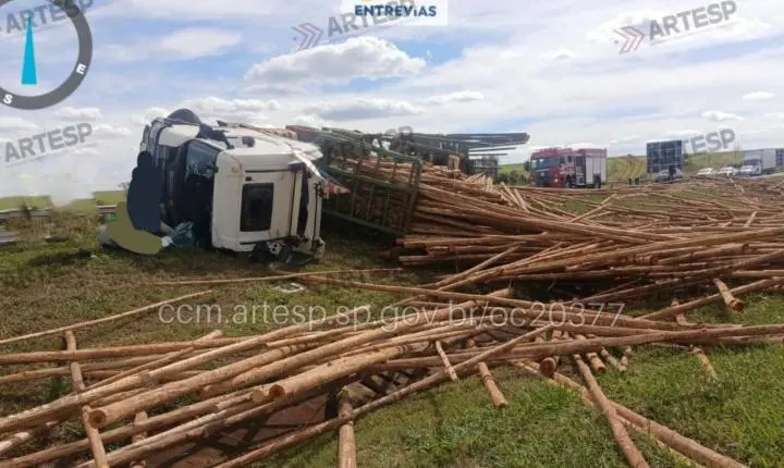Carreta carregada com madeira tomba na rodovia Anhanguera em Ituverava