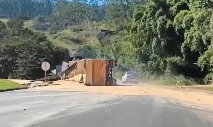 Carreta tomba na MG-344 após atingir postes em Cássia