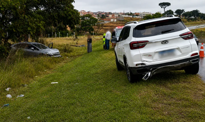 Carro aquaplana na Portinari, atinge veículo, placa e sai da pista 
