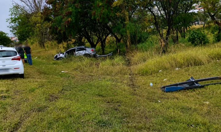 Carro aquaplana na Portinari, atinge veículo, placa e sai da pista 