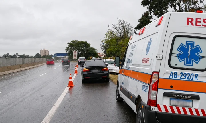 Carro aquaplana na Portinari, atinge veículo, placa e sai da pista 